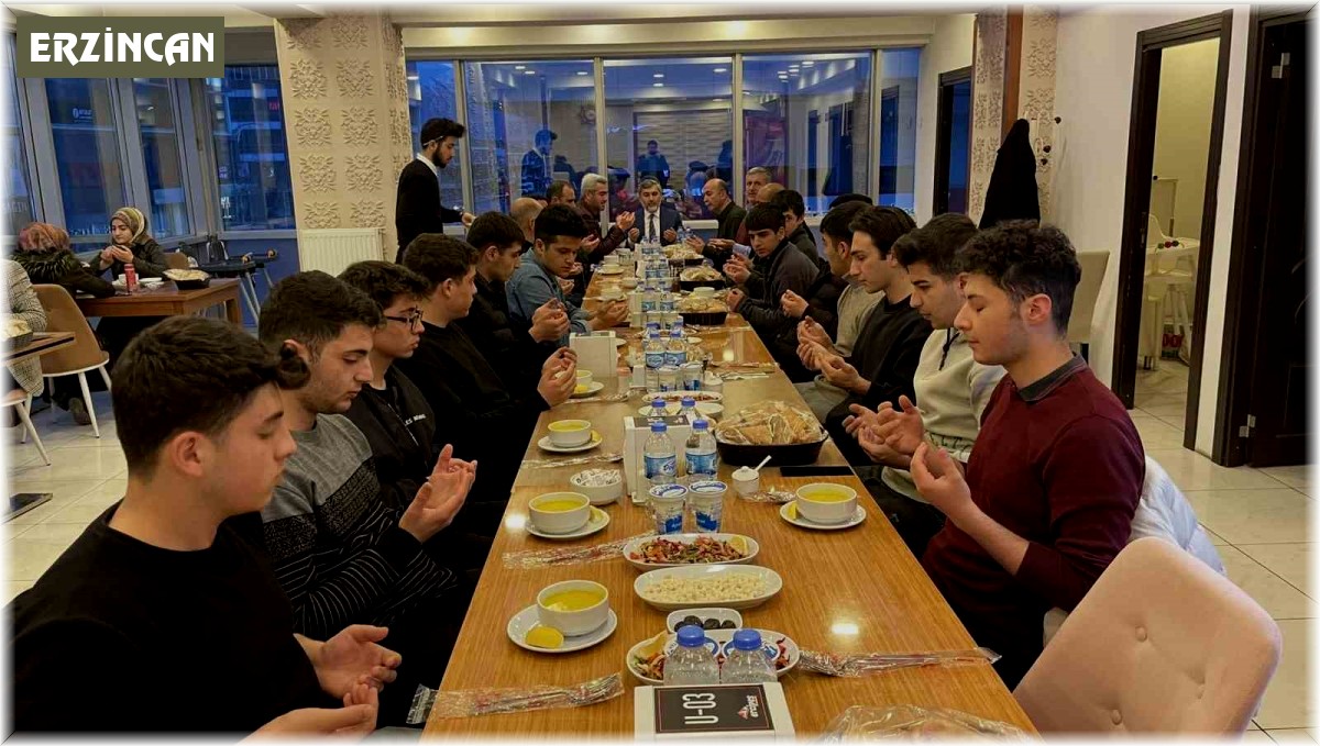 Müftü Gül, genç cemaatle iftar açtı