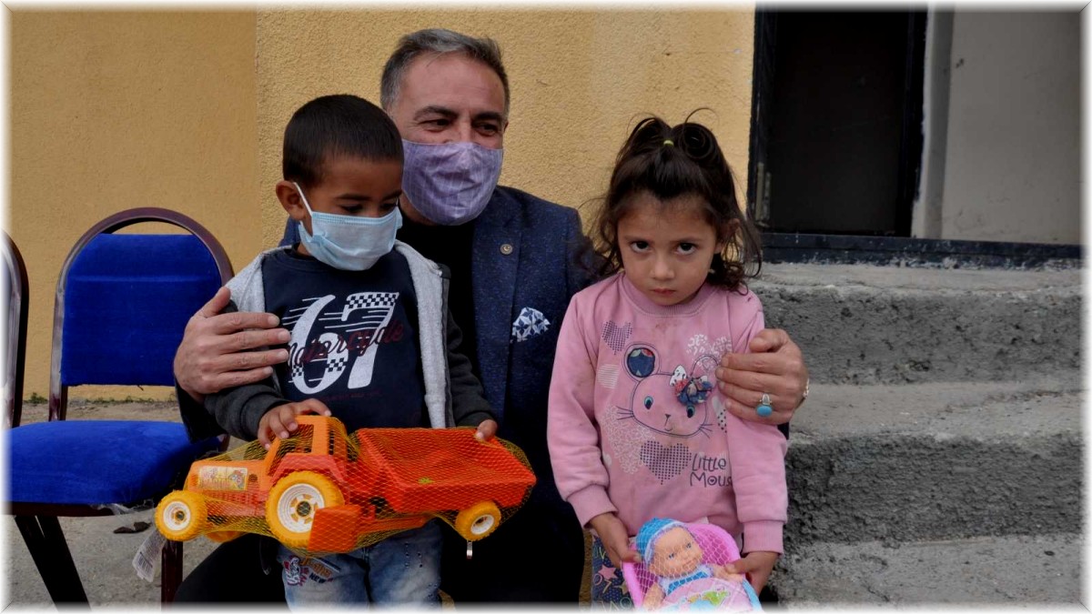 Muhsin abiden Karslı çocuklara oyuncak