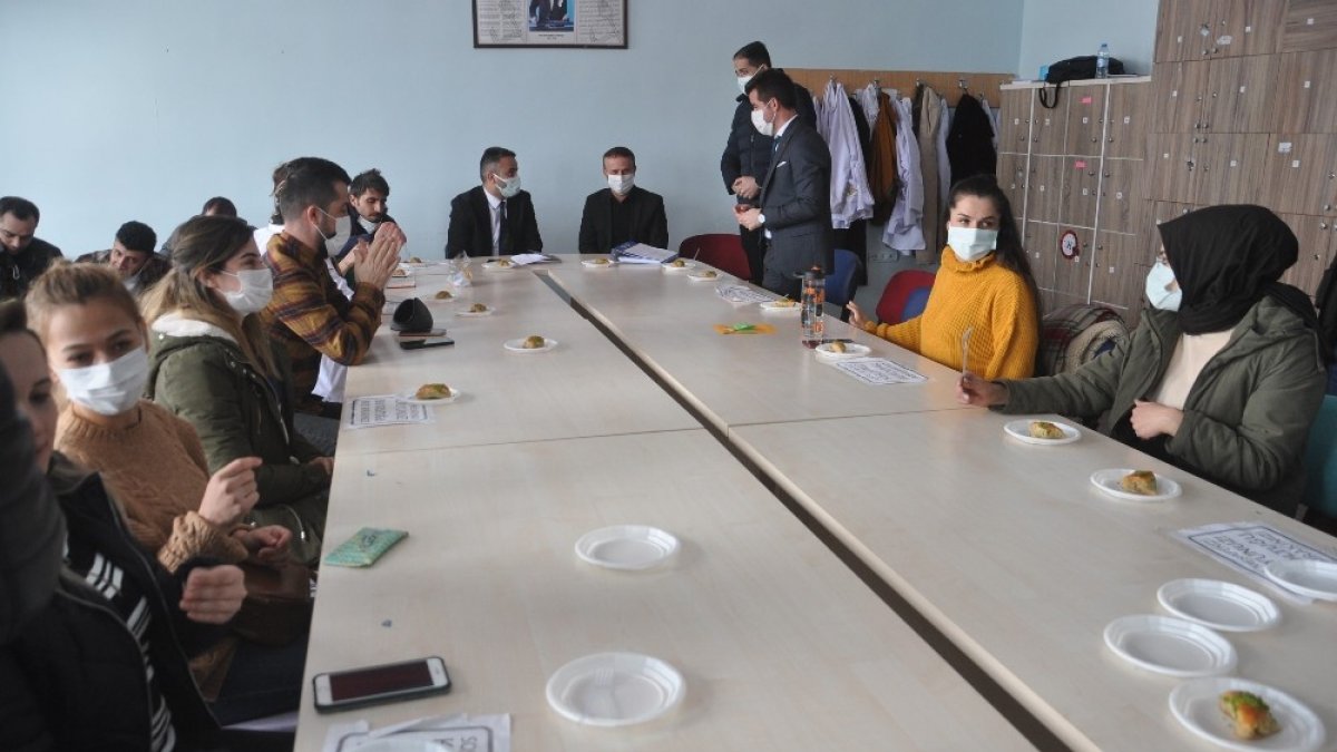 Muhtardan öğretmelere 'hoş geldiniz' tatlısı