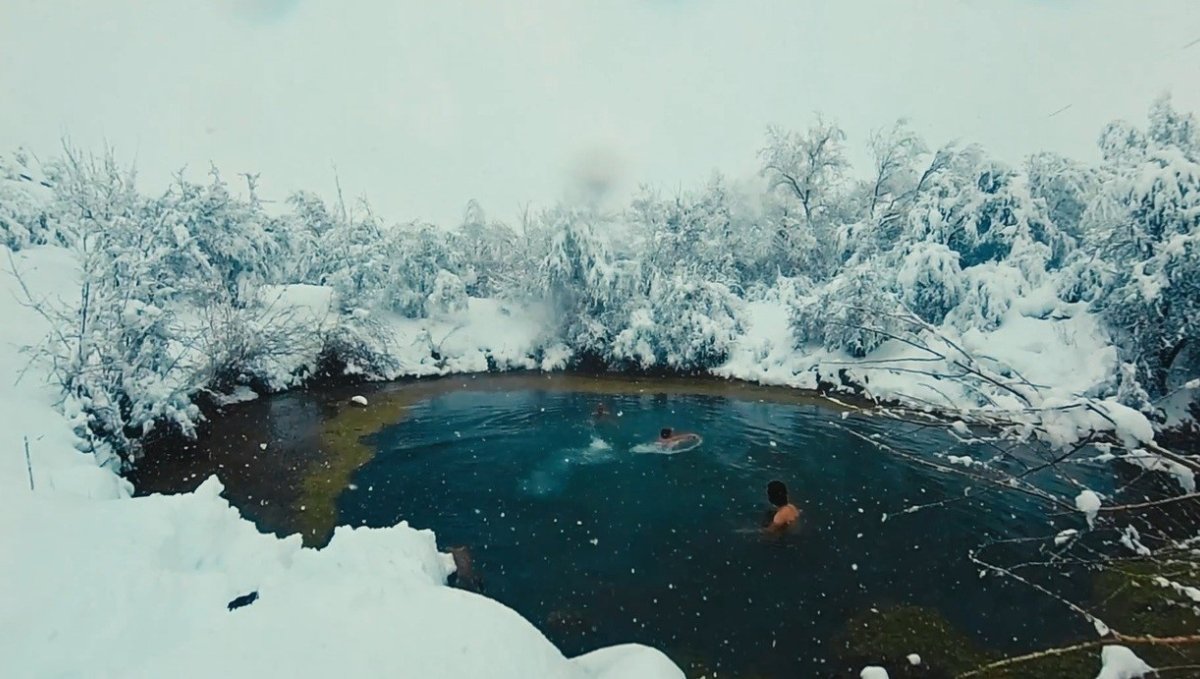 Muhteşem manzarada üç arkadaş kar yağışı altında gölette yüzdü