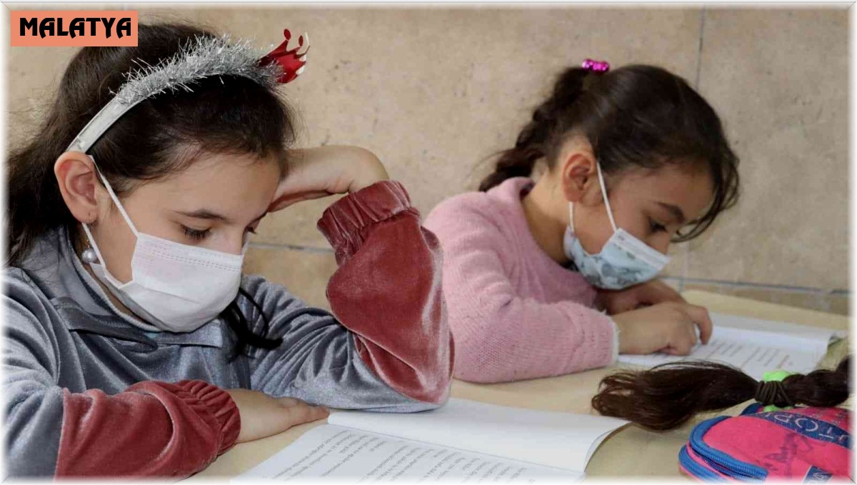 Mülteci çocuklarına okuma etkinliği