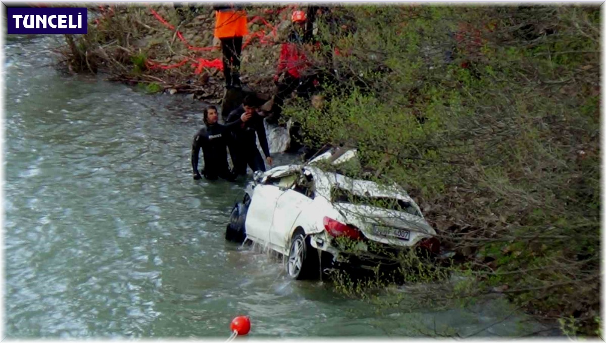 Munzur Çayı'na düşen otomobil çıkartıldı, 3 genç aranıyor
