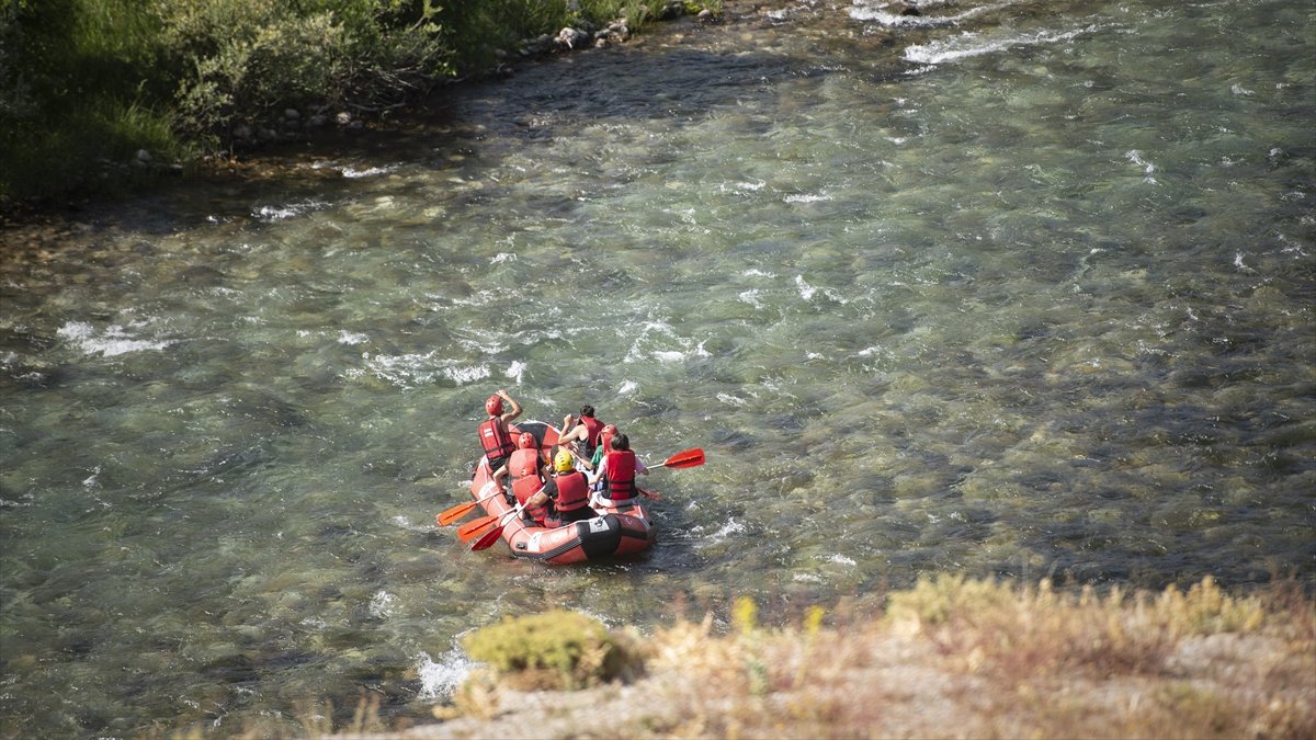 Munzur Çayı'nın serin sularında rafting keyfi