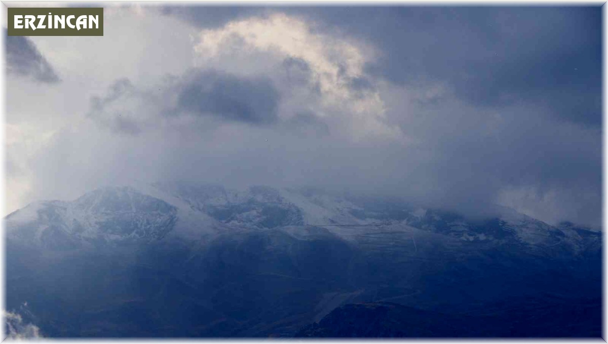 Munzur Dağının yüksek kesimlerine kar yağdı