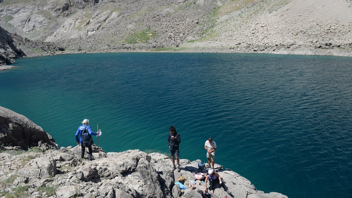 Munzur Dağları'ndaki Karagöl, doğal güzelliğiyle doğaseverleri ağırlıyor