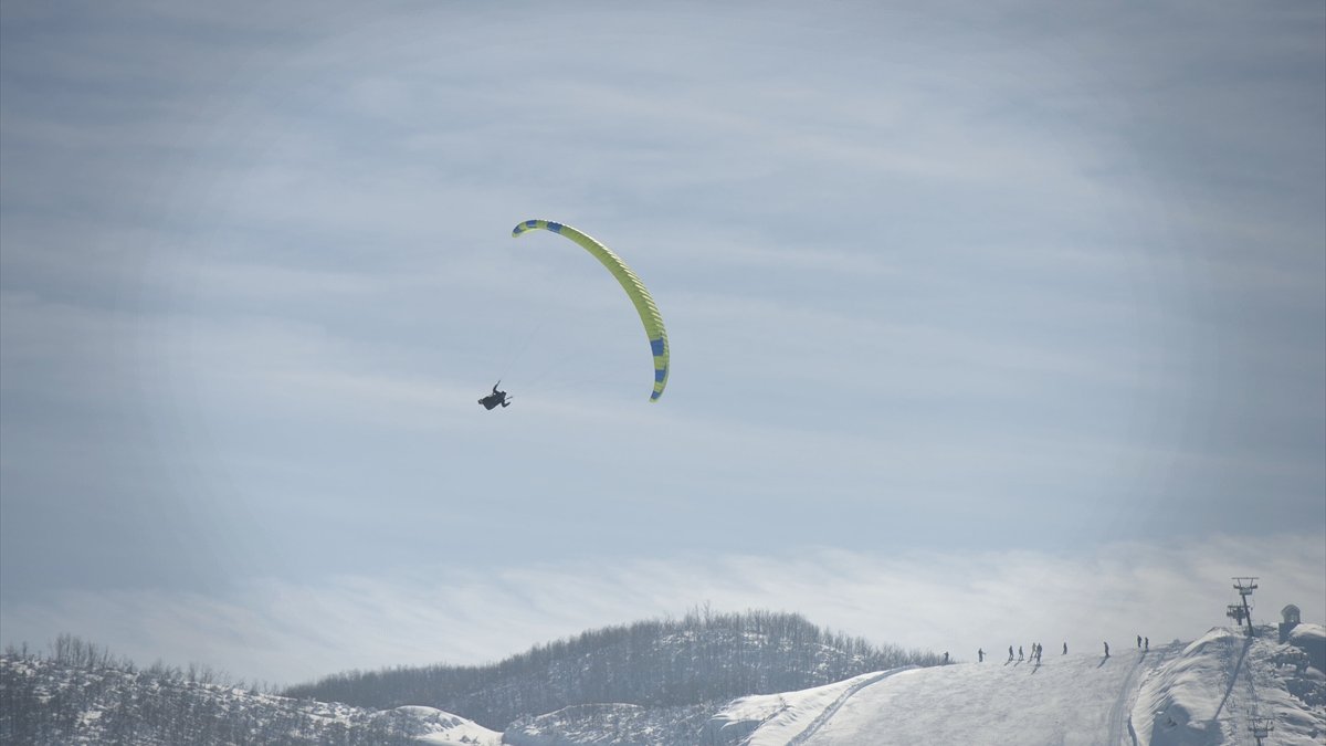 Munzur Dağları'nın eşsiz manzarasına karşı yamaç paraşütü keyfi