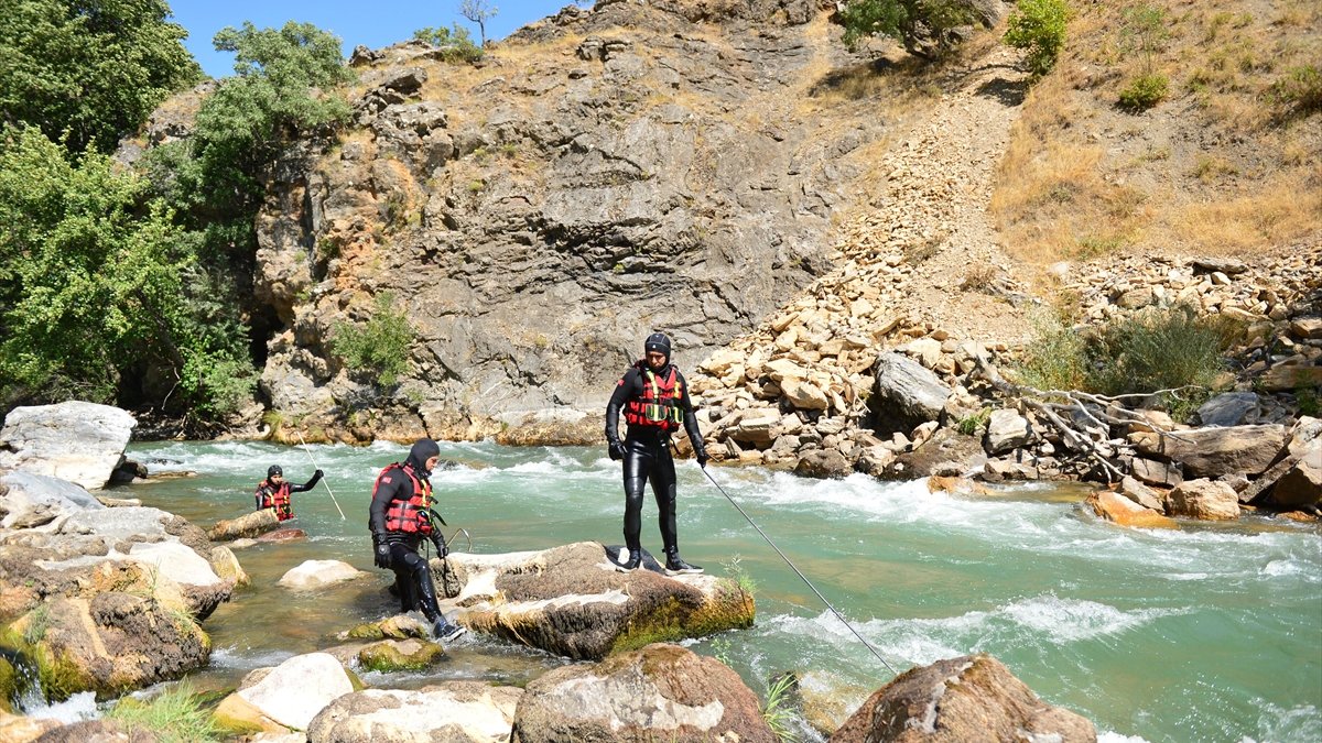Munzur Vadisi'nde kaybolan iki kardeşi arama çalışmaları sürüyor