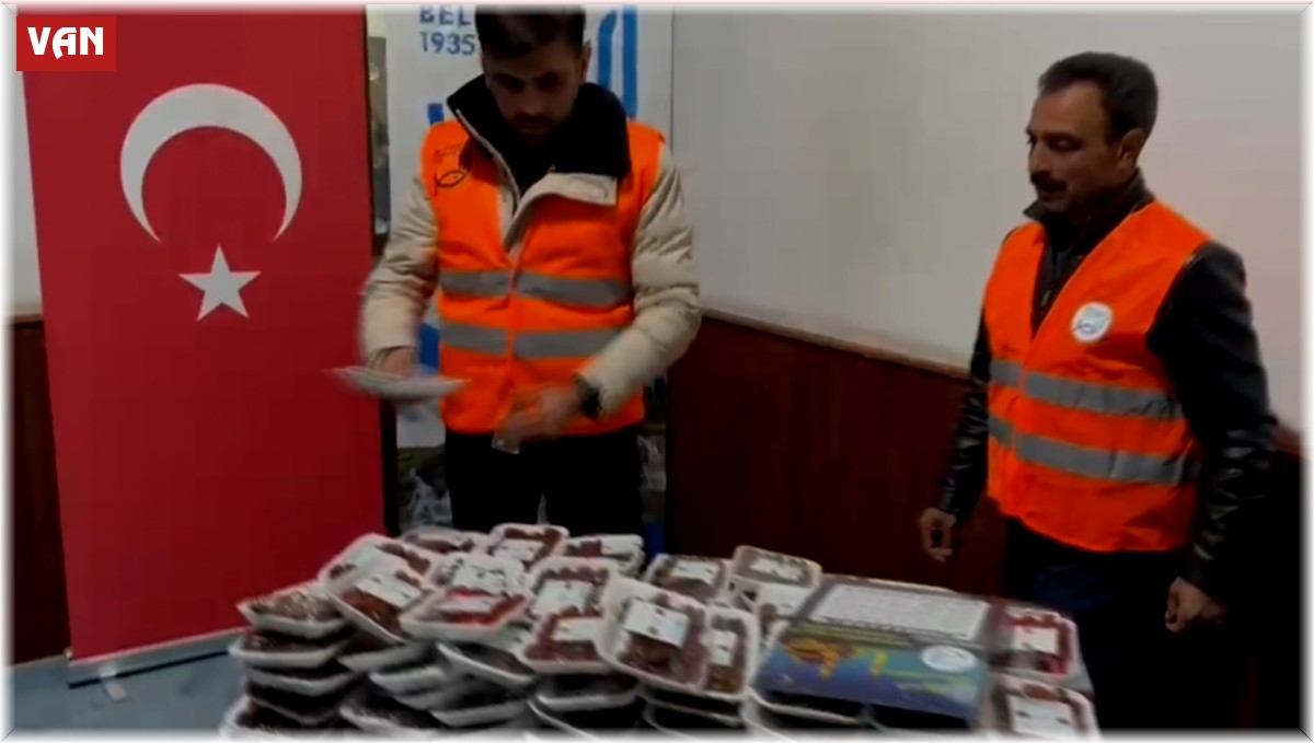 Muradiye Belediyesinden hurma ve imsakiye dağıtımı