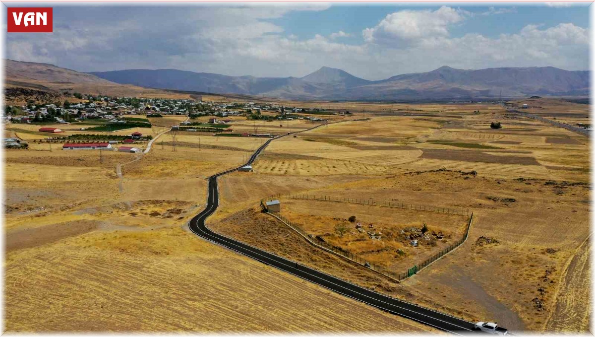 Muradiye'de 4 mahallenin 13 kilometrelik yolu sıcak asfalta kavuştu