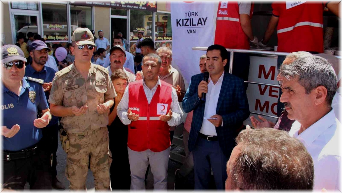 Muradiye'de aşure dağıtımı