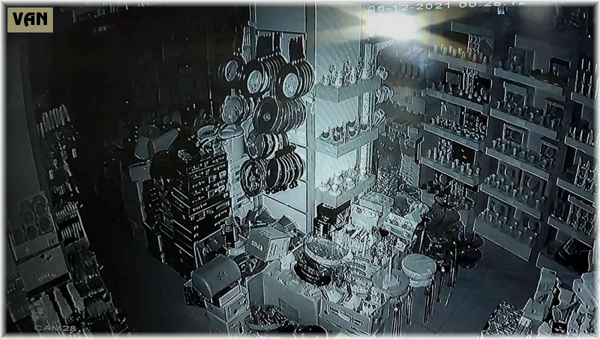 Muradiye'de deprem anı güvenlik kameralarına yansıdı