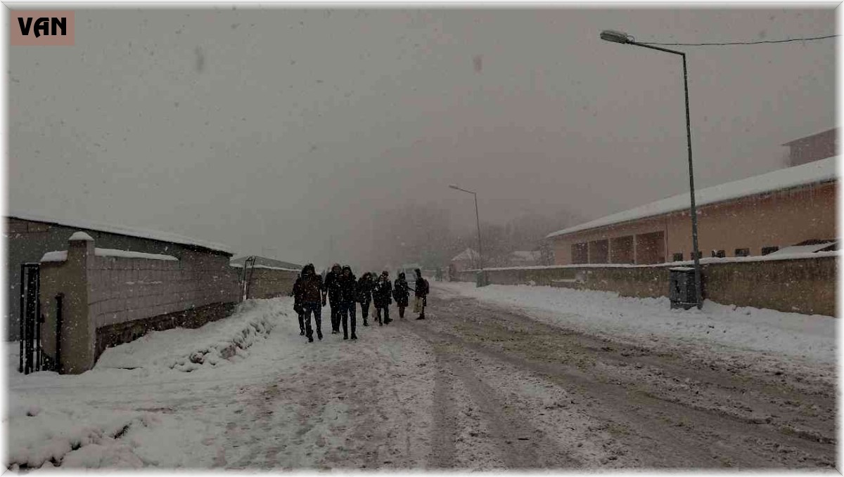 Muradiye'de eğitime kar engeli