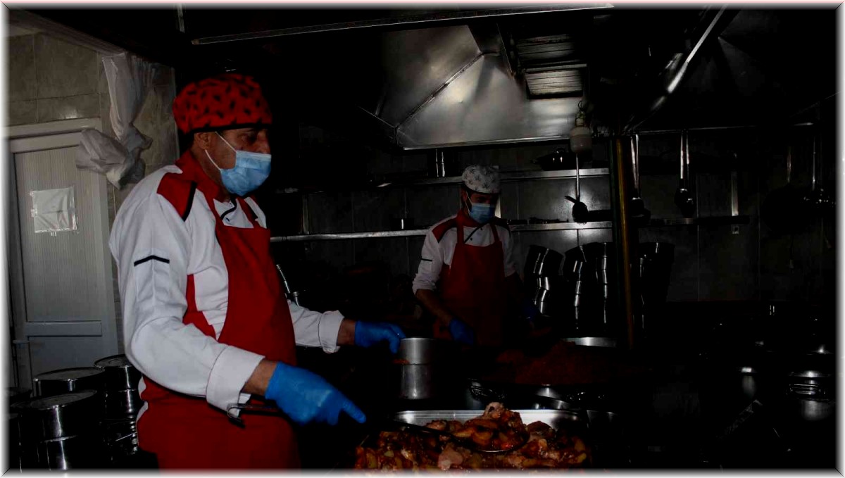 Muradiye'de ihtiyaç sahibi ailelere sıcak yemek