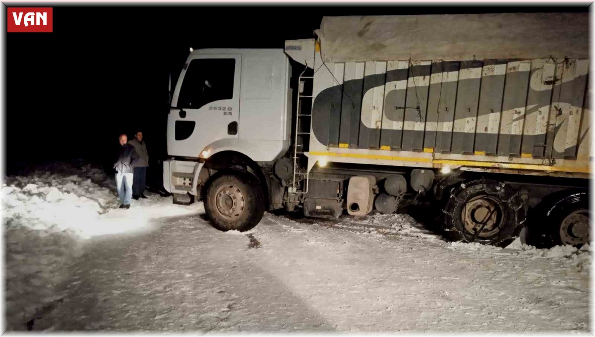 Muradiye'de kar nedeniyle yolda kalan araçlar kurtarıldı