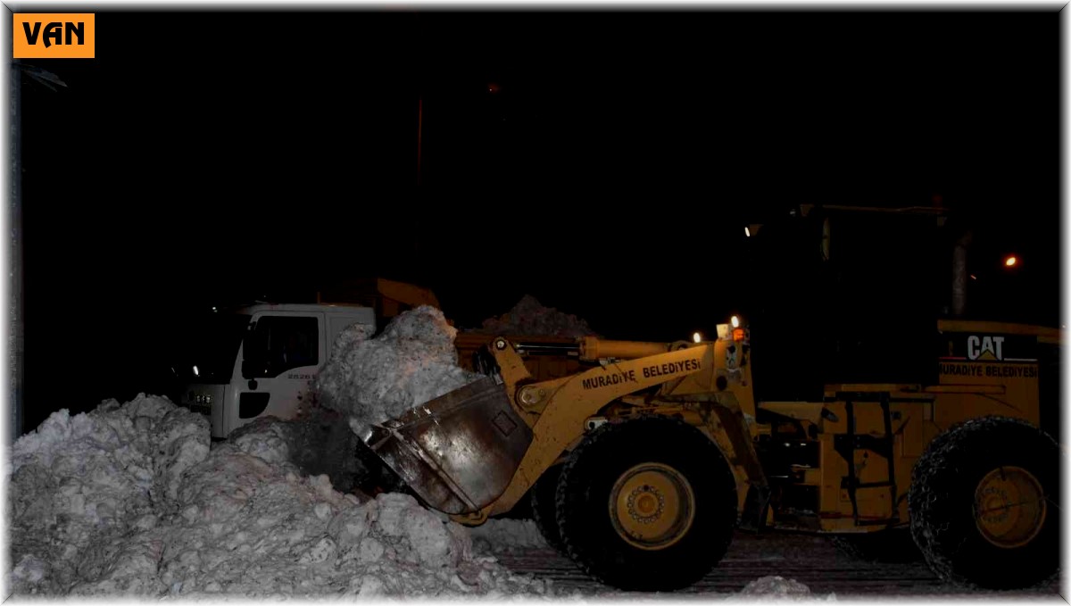 Muradiye'de kar temizleme çalışmaları