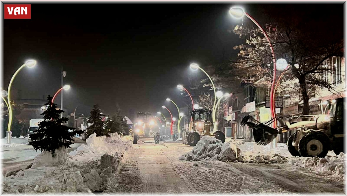 Muradiye'de kar temizleme çalışması