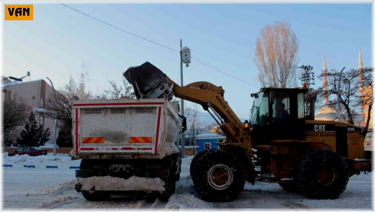 Muradiye'de kar temizleme çalışması