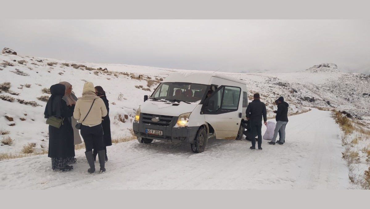 Muradiye'de kar ve buzlanma ulaşımı aksattı