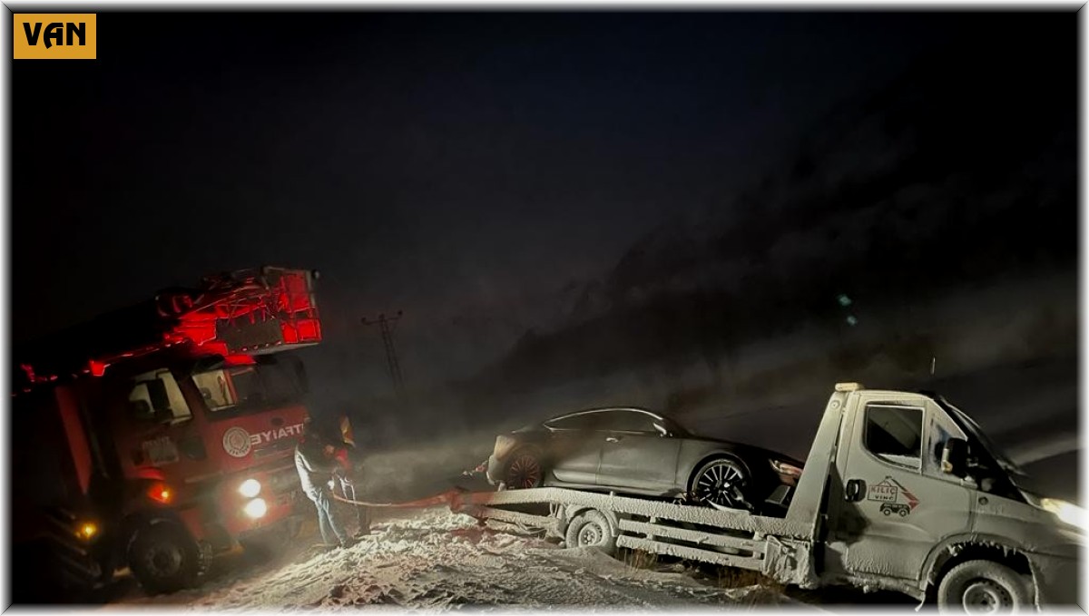 Muradiye'de kar ve tipi nedeniyle çekici şarampole düştü
