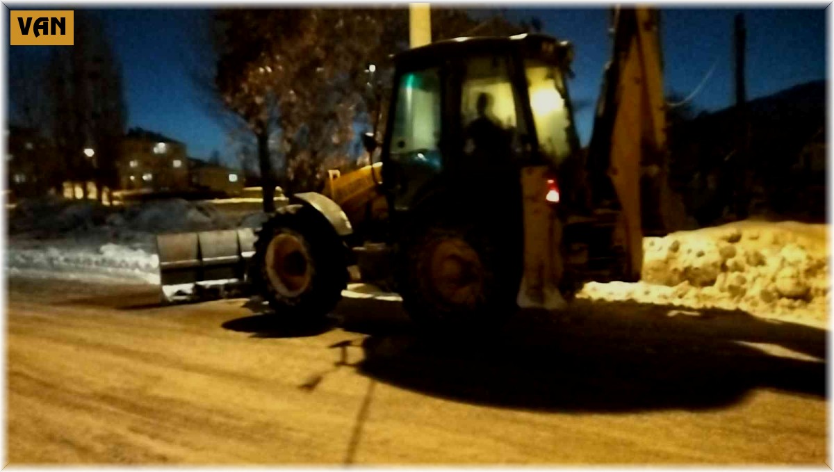 Muradiye'de karla mücadele çalışması