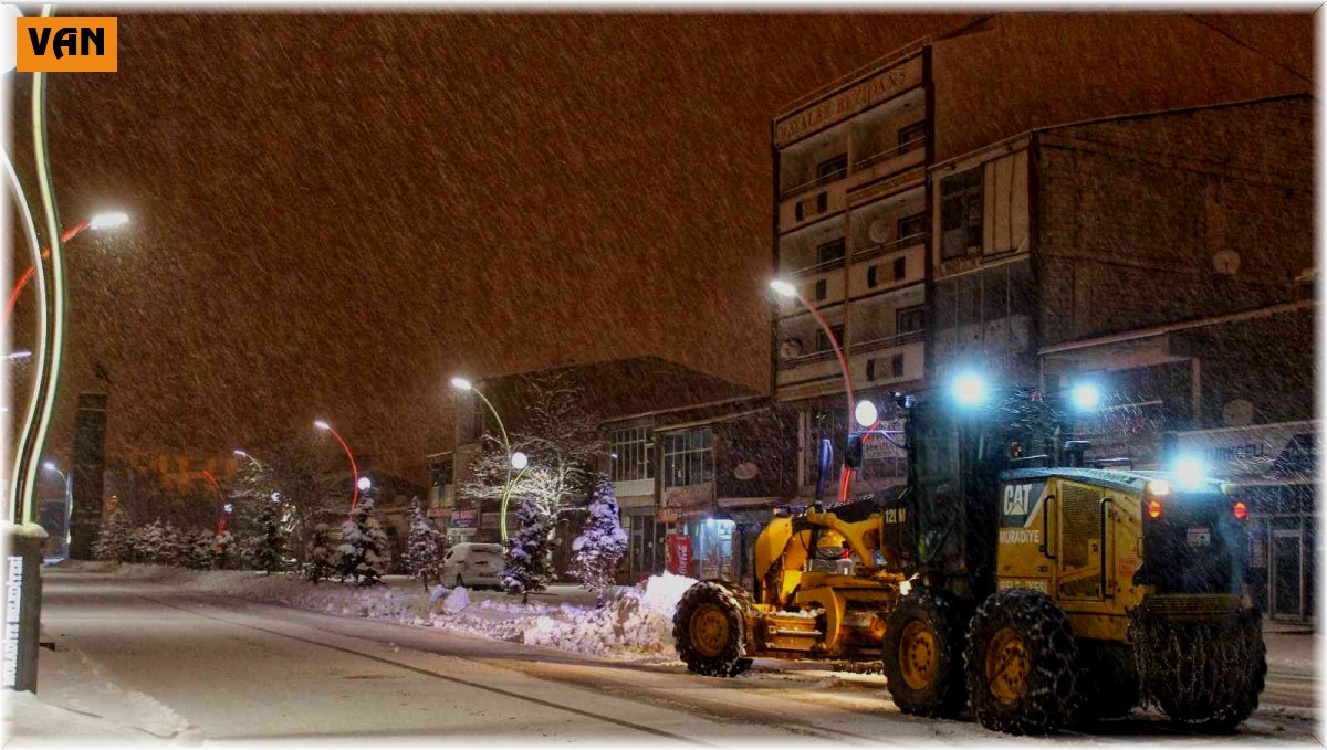 Muradiye'de karla mücadele çalışması