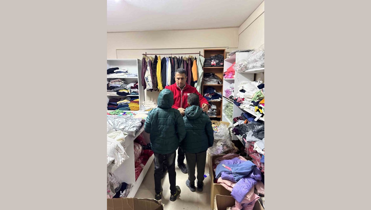 Muradiye'de Kızılay'dan kışlık giyim desteği