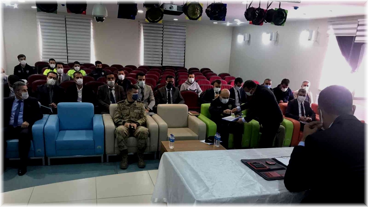 Muradiye'de kurum amirleri toplantısı yapıldı