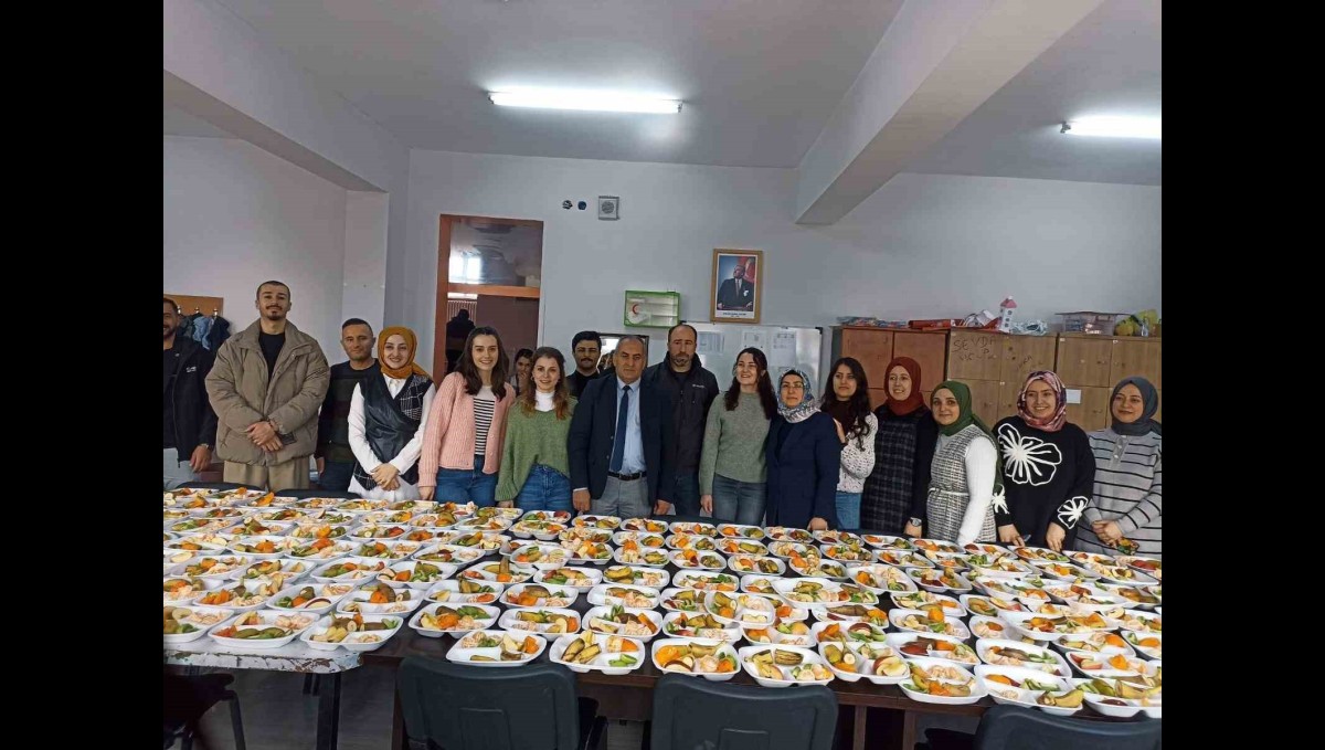 Muradiye'de meyve şenliği renkli görüntülere sahne oldu