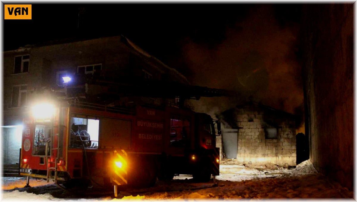 Muradiye'de odunluk yangını
