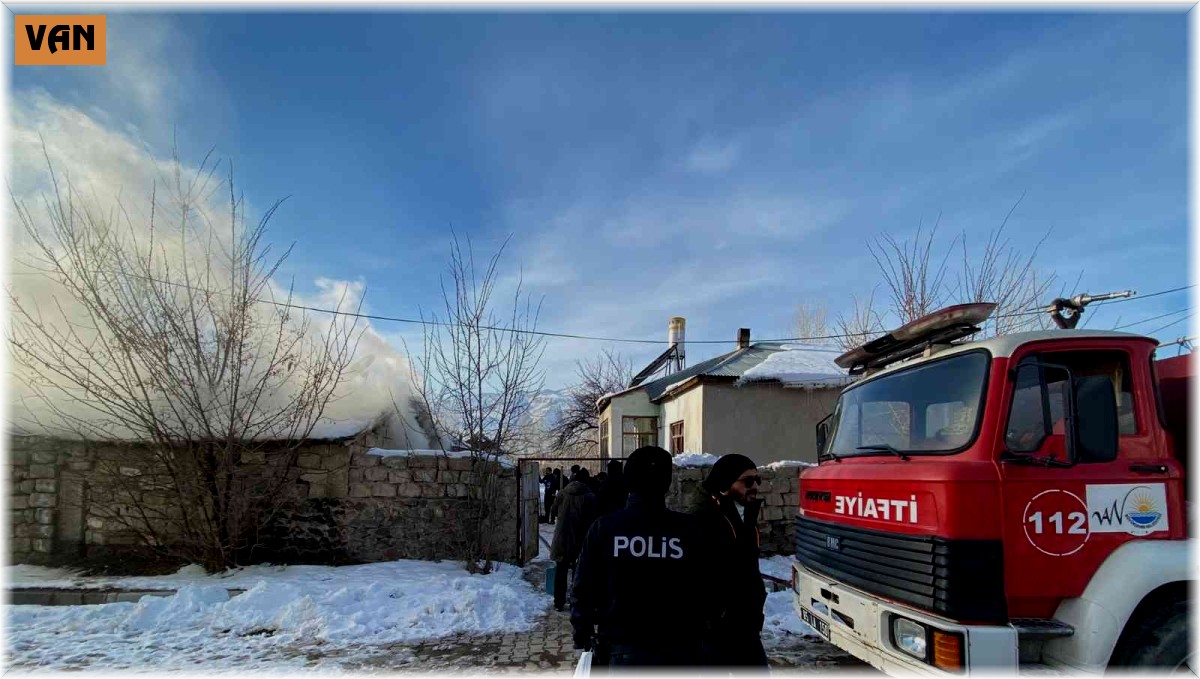 Muradiye'de odunluk yangını