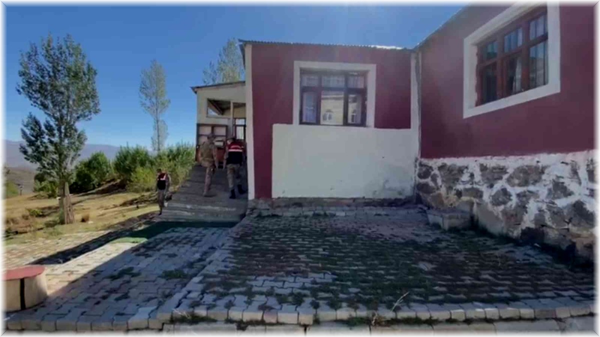 Muradiye'de ruhsatsız silah ve kaçak sigara ele geçirildi