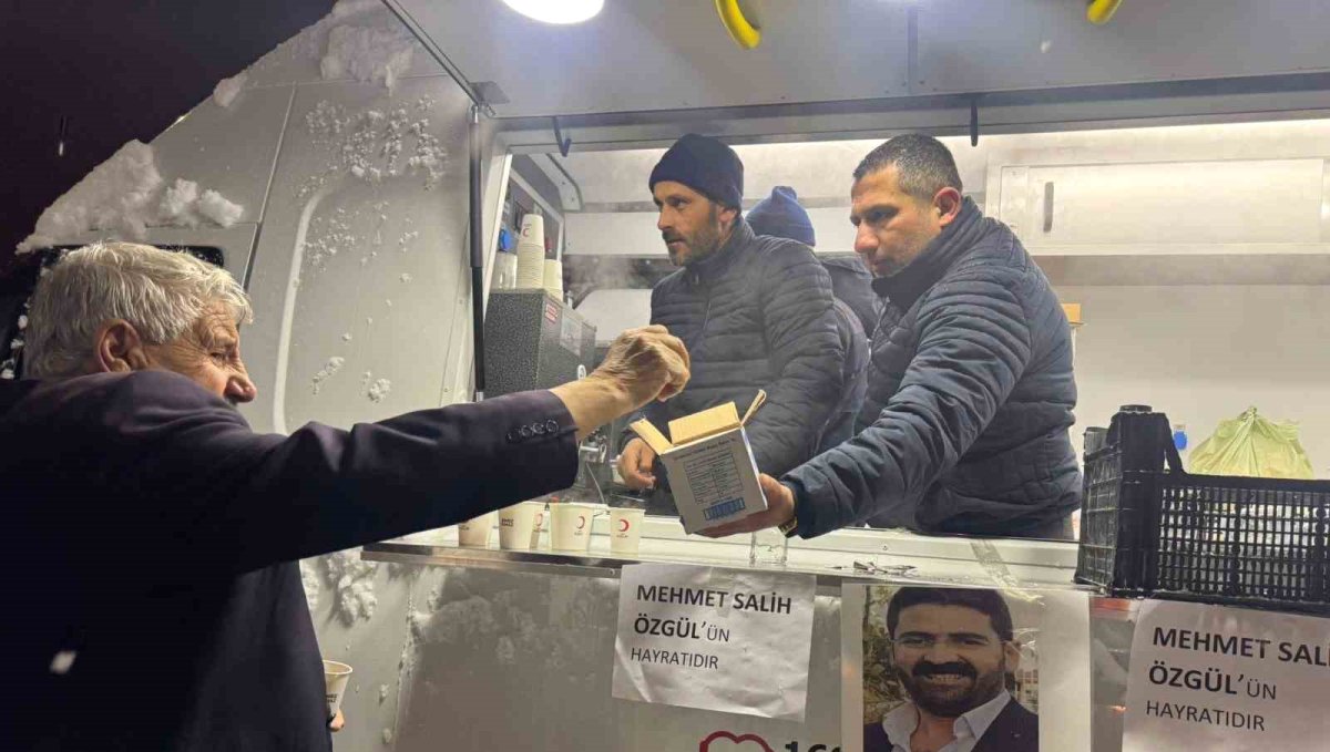 Muradiye'de teravih sonrası lokma ikramı