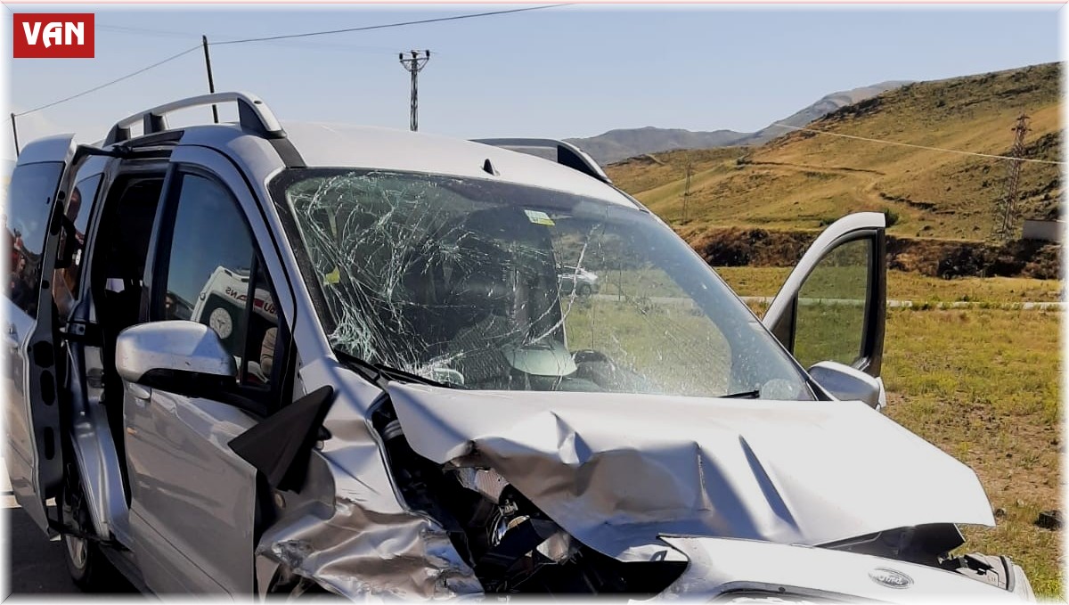 Muradiye'de trafik kazası: 11 yaralı