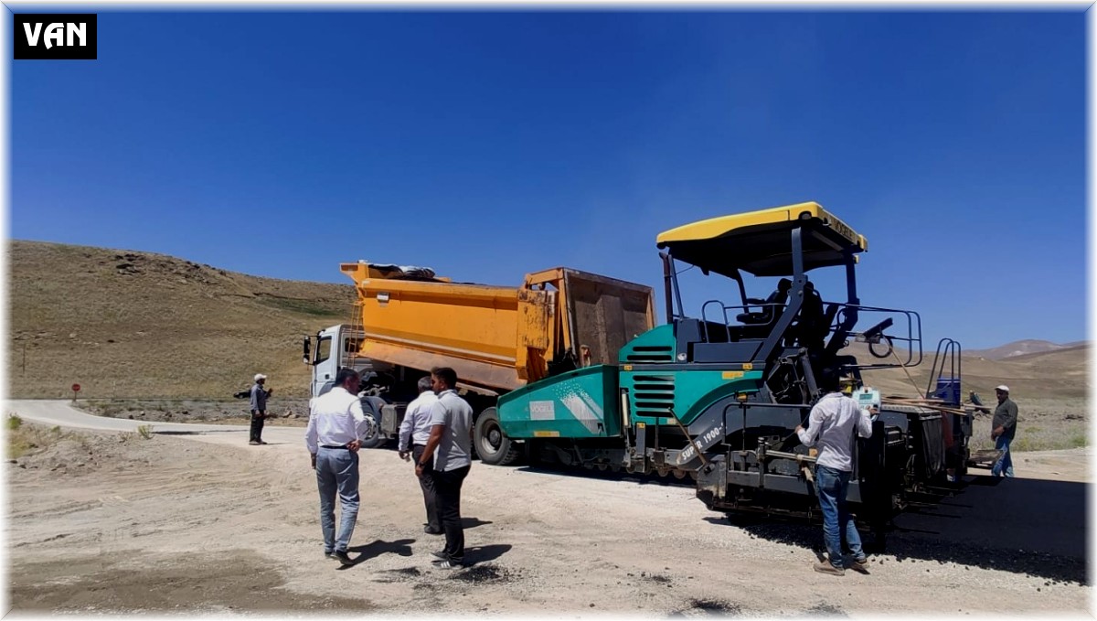 Muradiye'de yol asfaltlama çalışması