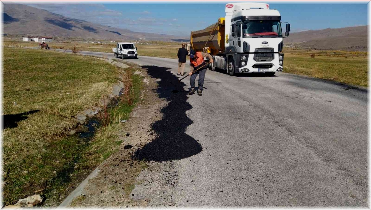 Muradiye'de yol yama çalışması