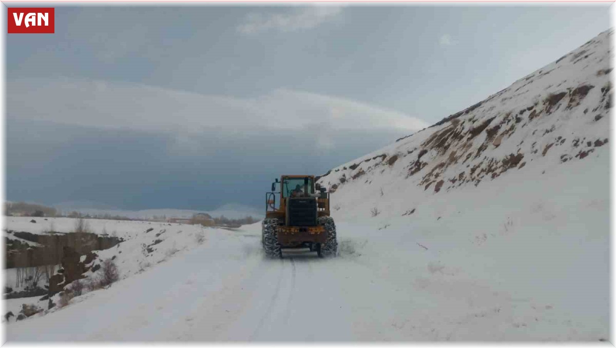 Muradiye'de yola düşen çığ temizlendi