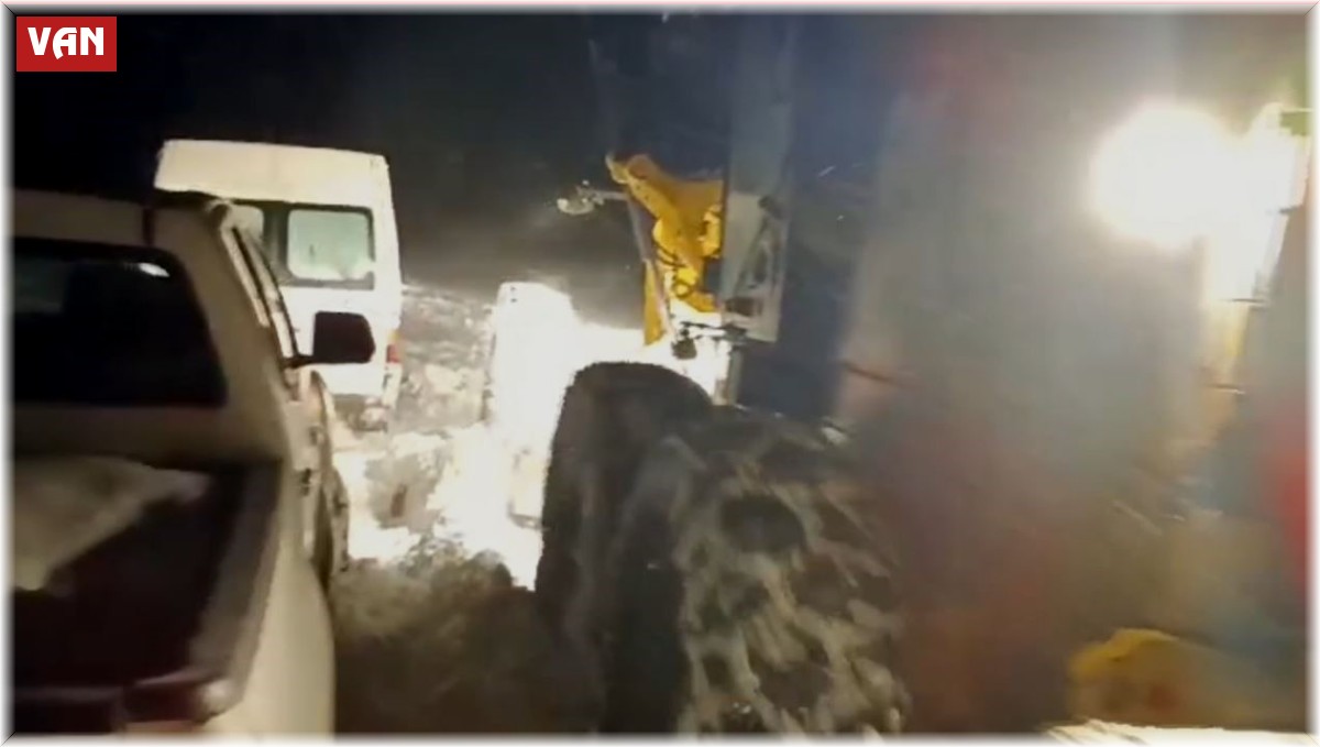 Muradiye'de yolda mahsur kalan işçiler kurtarıldı