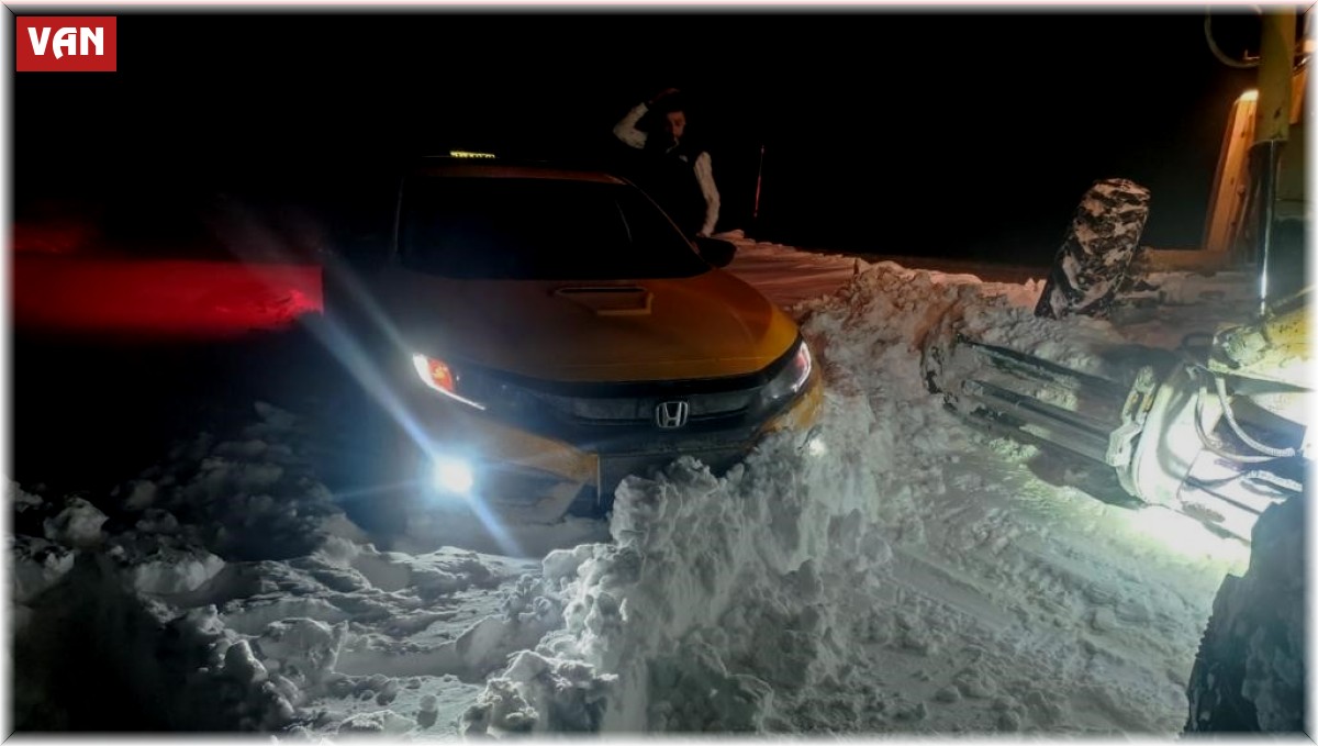 Muradiye'de yolda mahsur kalanların imdadına karla mücadele ekipleri yetişti