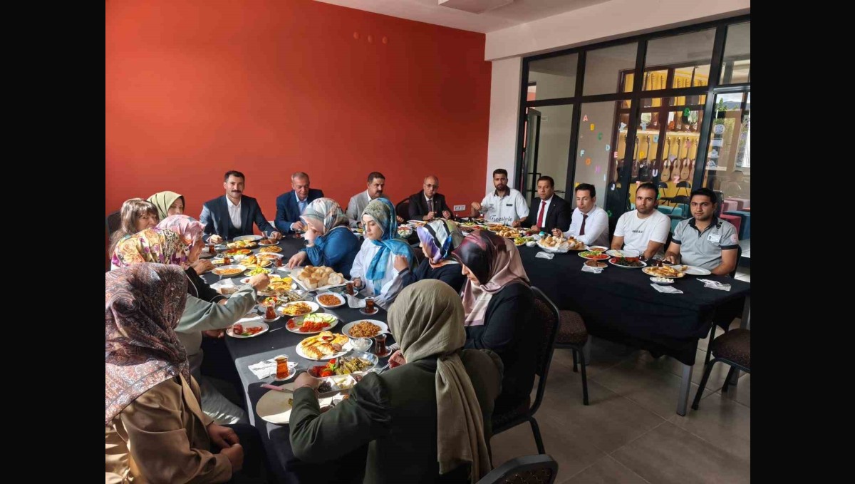 Muradiye Halk Eğitim Merkezinden usta öğreticilere teşekkür kahvaltısı