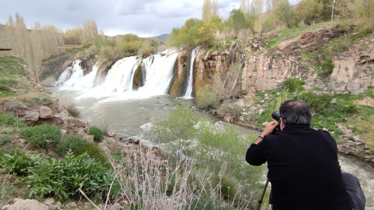 Muradiye Şelalesi bahar güzelliği ile göz kamaştırıyor