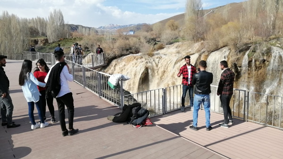 Muradiye Şelalesi baharla birlikte coştu