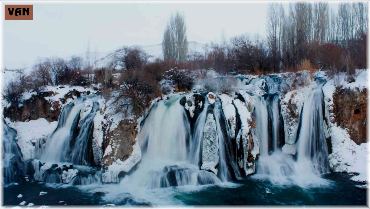 Muradiye Şelalesi beyaz gelinliğiyle misafirlerini ağırlıyor