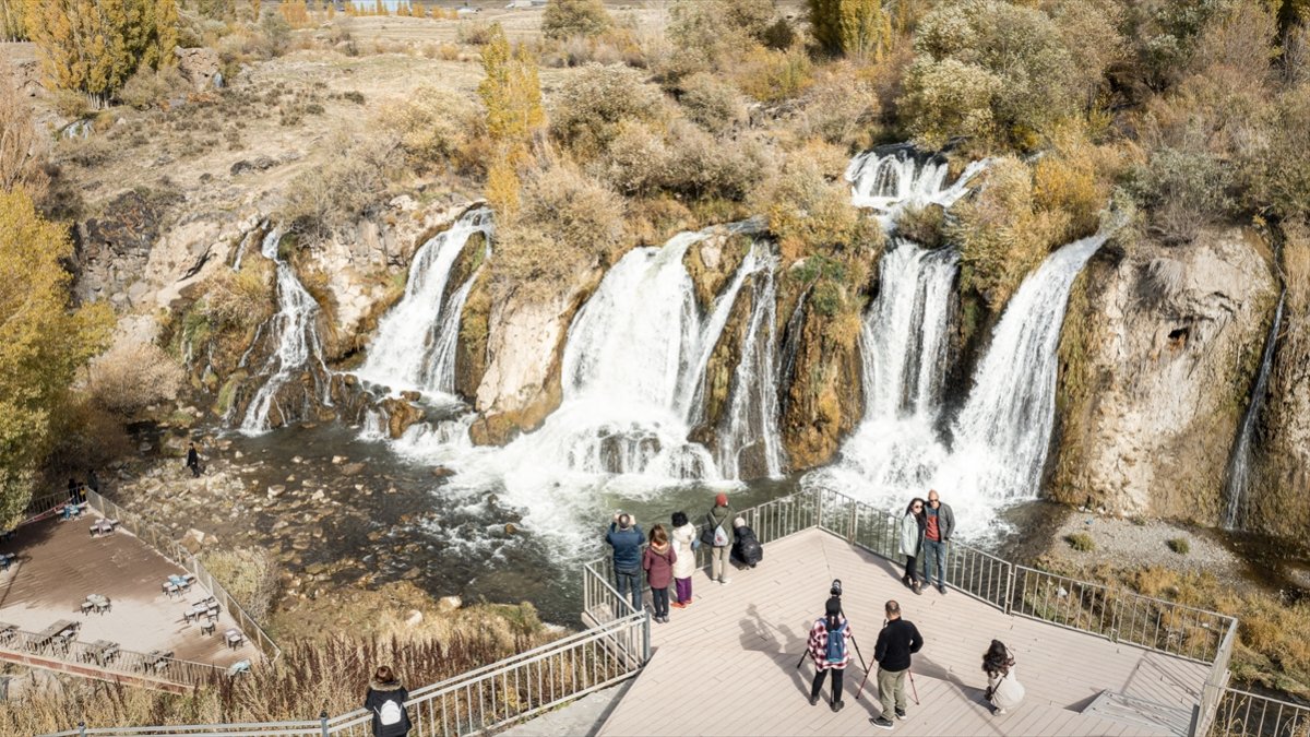 Muradiye Şelalesi bugünlerde fotoğraf tutkunlarının gözdesi oldu