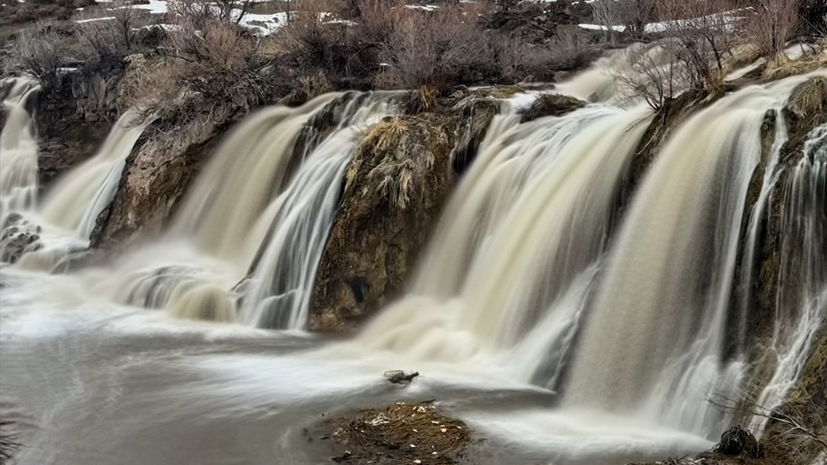 Muradiye Şelalesi coştu, sular görsel şölen oluşturdu