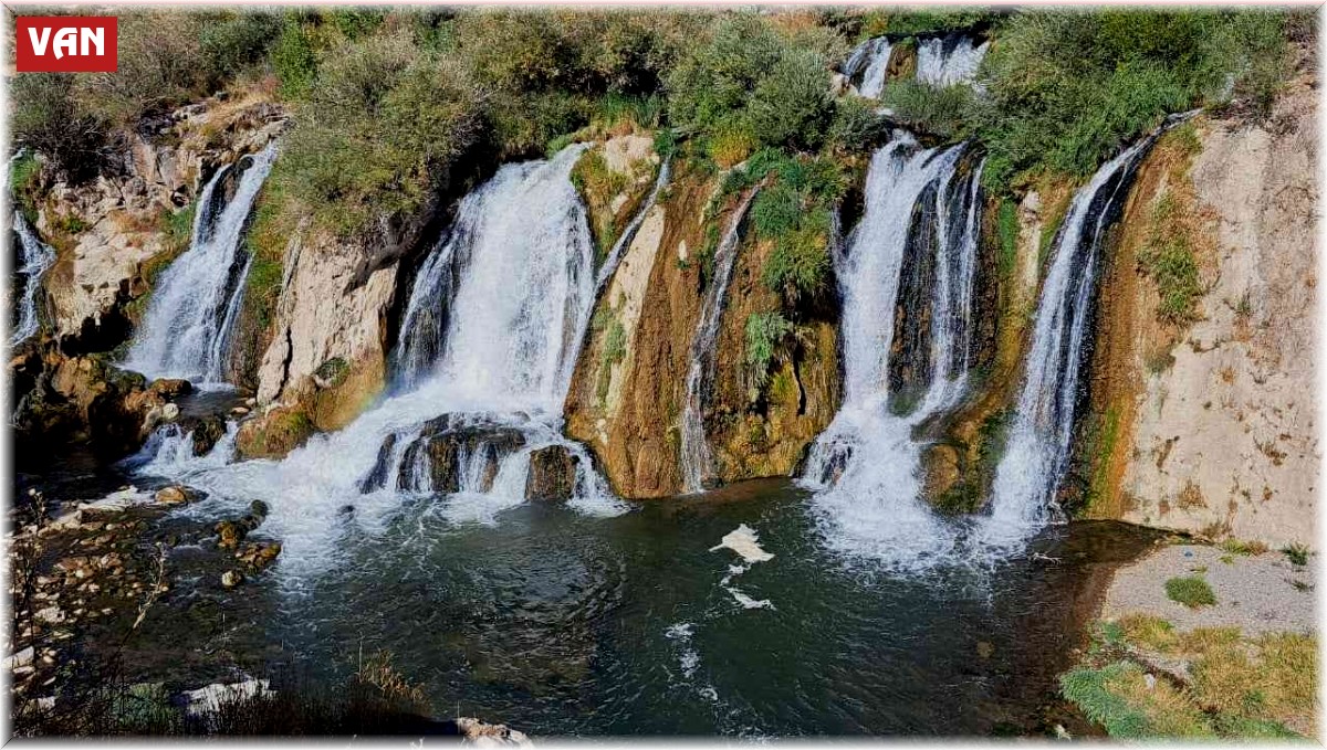Muradiye Şelalesi görenleri hayran bırakıyor