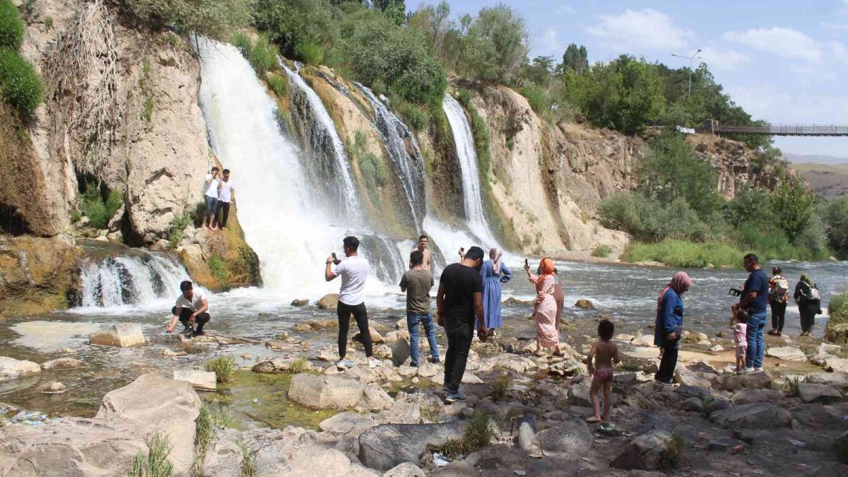 Muradiye Şelalesi'nde bayram yoğunluğu