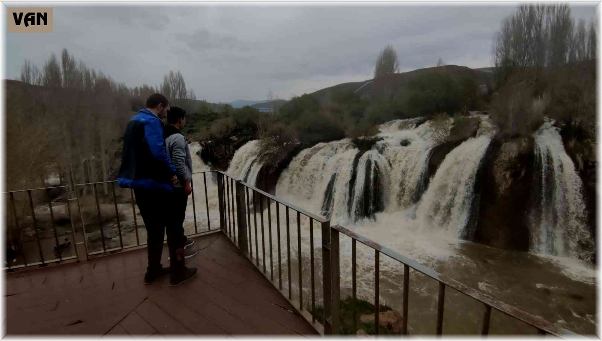 Muradiye Şelalesi'nde hafta sonu yoğunluğu