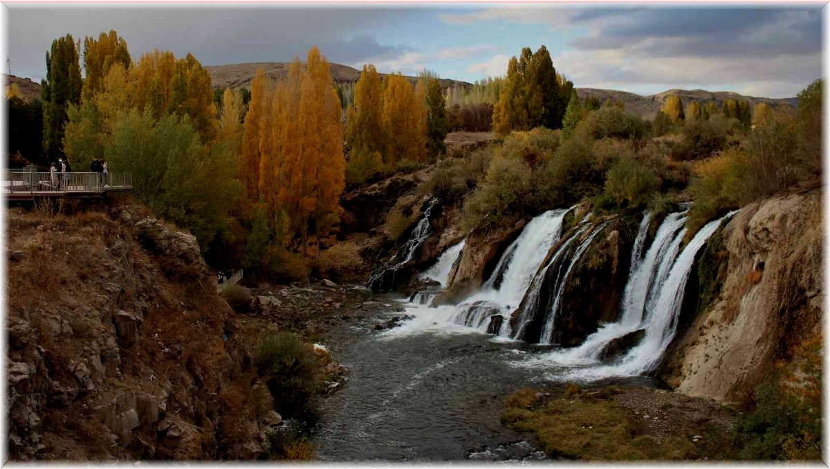 Muradiye Şelalesi'nde sonbahar güzelliği