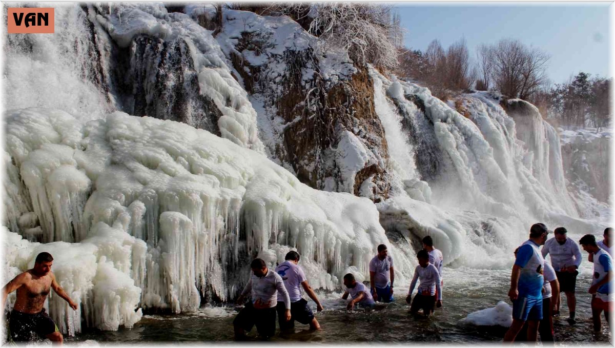 Muradiye Şelalesi'nde yüzme keyfi