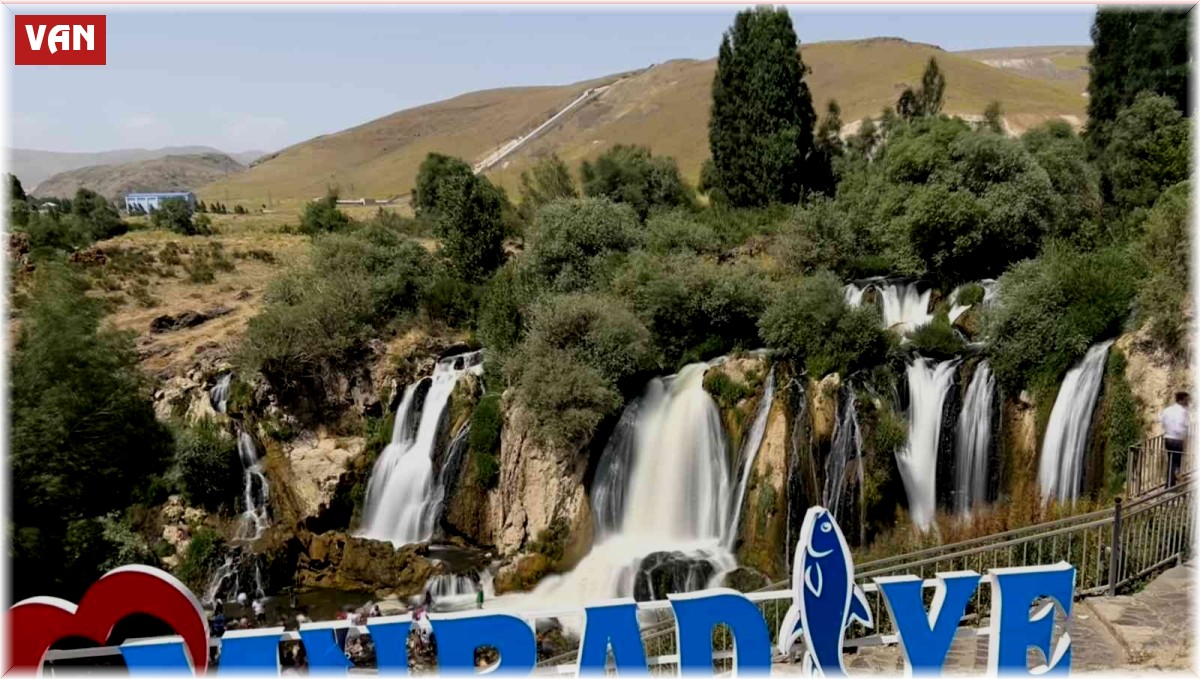 Muradiye Şelalesinde sonbahar güzelliği